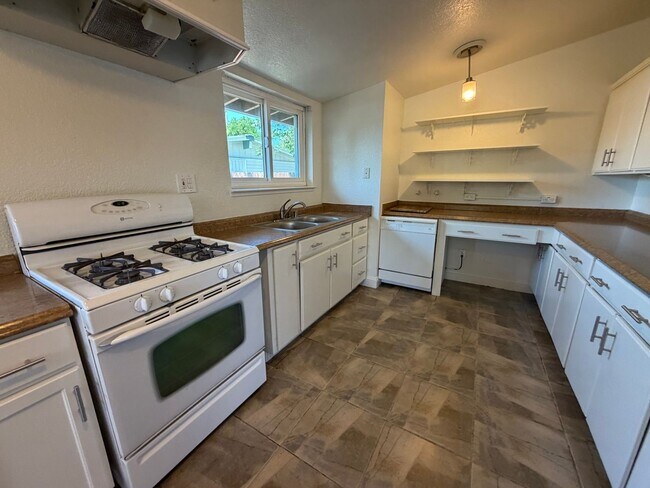 Building Photo - Adorable 3 bedroom 2 bath bungalow in Rosemont