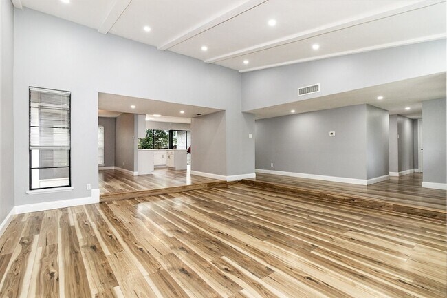 Building Photo - 4716 Roberts Dr