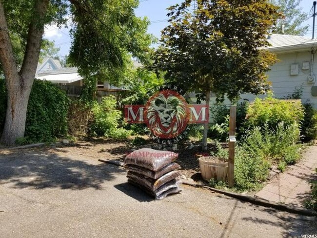 Building Photo - 3 Bd  1 Bath Home in Salt Lake City