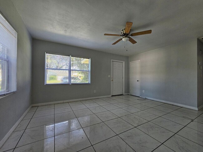 Building Photo - Charming 3-Bedroom, 2-Bath Home with Bonus Room and Detached Garage in Lakeland!!