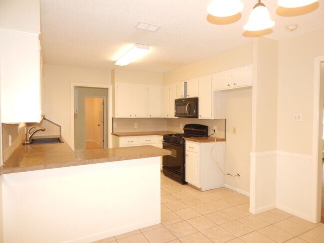 Building Photo - South Tyler, Beautiful 3 Bedroom, 2 Bath Home with RV Parking!