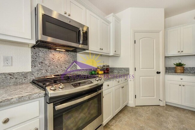 Building Photo - Beautiful 3 Bed 2.5 Bath 1,983sqft single family home with New LVP Flooring & 3-Car Garage in Ana...