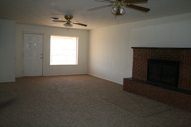 Building Photo - LARGE COUNTRY HOME NEAR ENMU