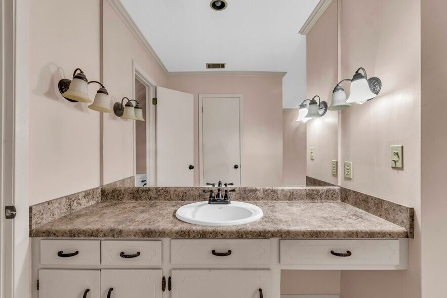 Building Photo - 704 19th Ave N