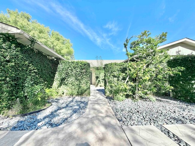 Building Photo - 205 McPherson Dr