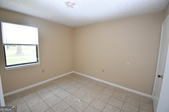 Building Photo - 556 Chateau Cir