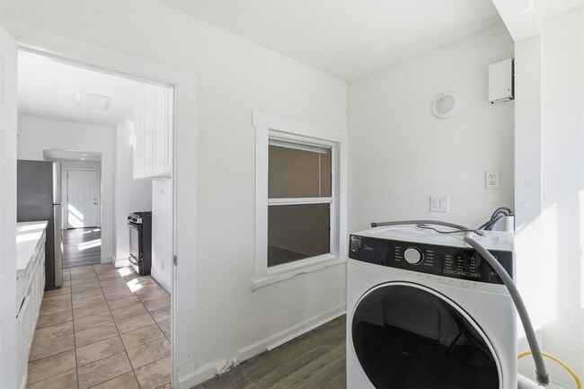 Building Photo - 350 E 60th St