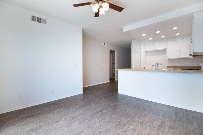 Building Photo - Los Timbres Street Duplex