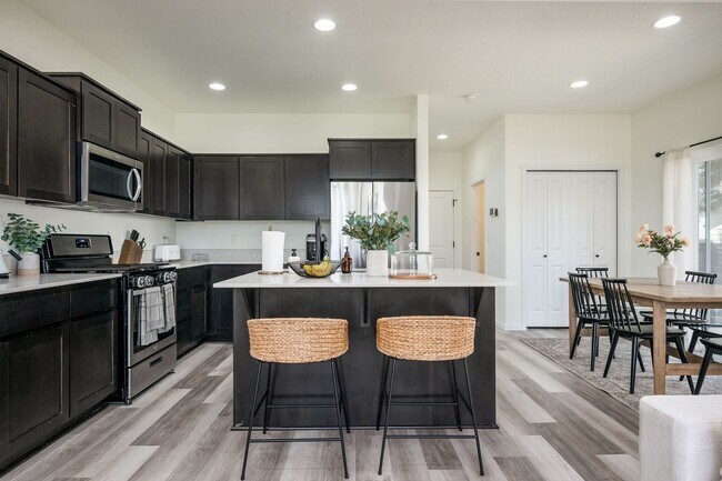 Building Photo - Freshly Updated 3Bed Home: Community Pool ...