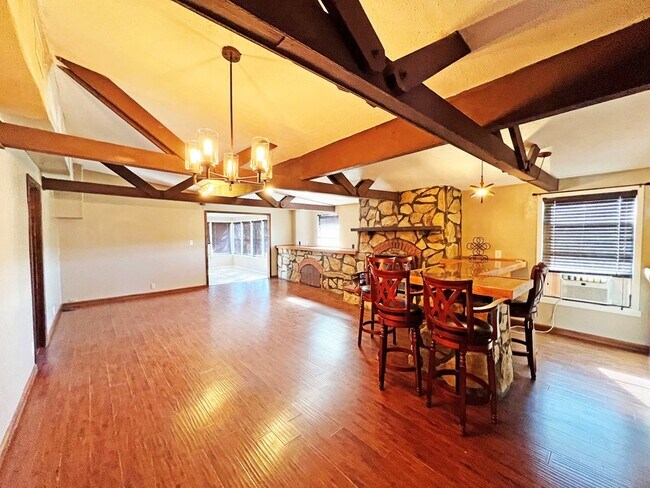 Building Photo - 1102 W Brown St