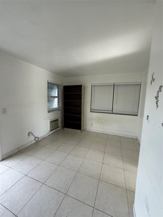 Building Photo - 2213 Lincoln St