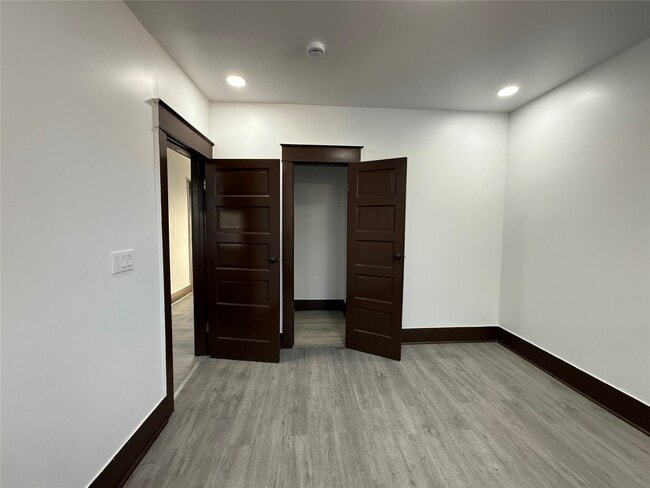 Building Photo - 1005 Pine St