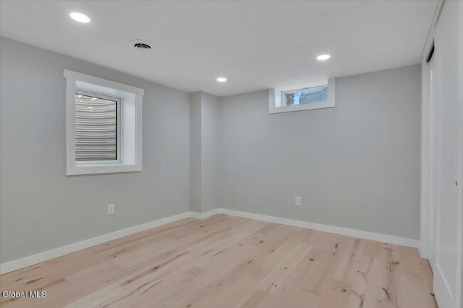 Building Photo - 257 W Circular St