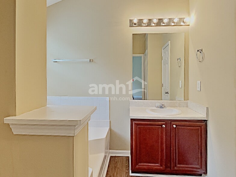 Building Photo - 118 Hidden Creek Dr