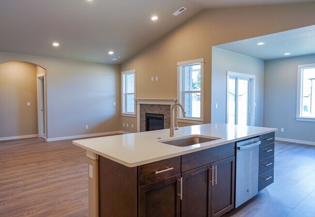 Building Photo - 3 bedroom 2 bath -3 car garage!