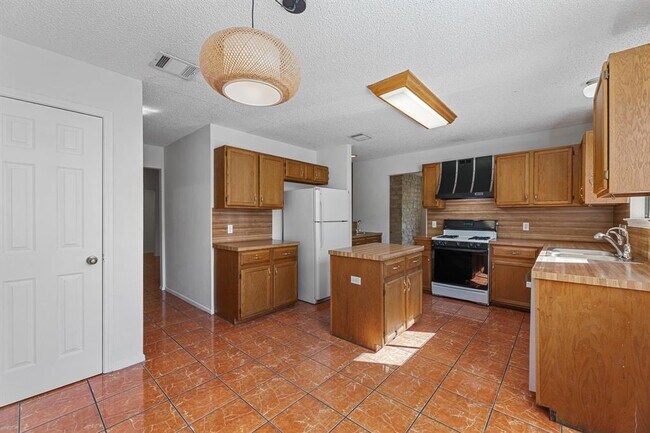 Building Photo - 2923 Norfolk Dr