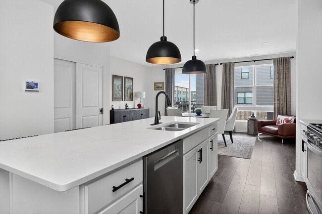 Building Photo - 2213 Venture Dr