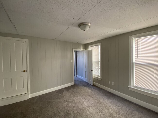 Building Photo - 556 S 2nd St