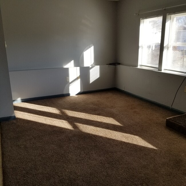 living room - 1308 W Front St