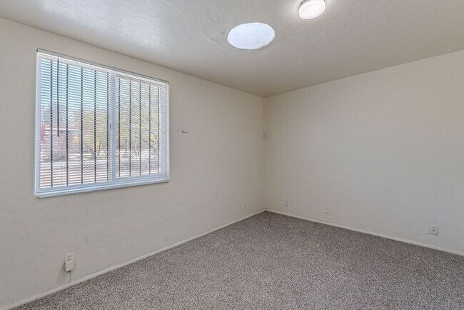 Building Photo - Centrally Located 4-Bed, 2-Bath Tucson Rental – Near U of A