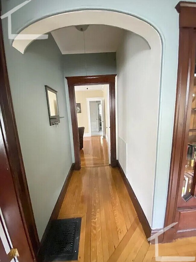 Building Photo - Nicely renovated 3 bed unit with in-unit laundry!