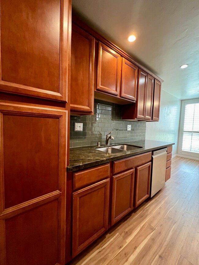 Building Photo - GREAT location, downstairs 2+2 condo