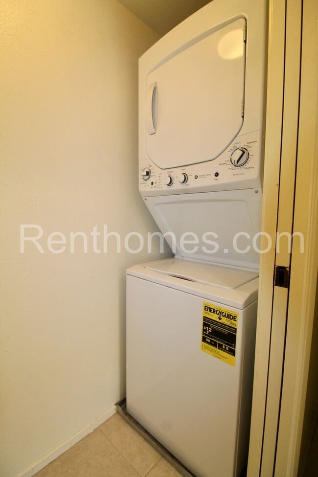 Building Photo - 9362 Twin Trails Dr