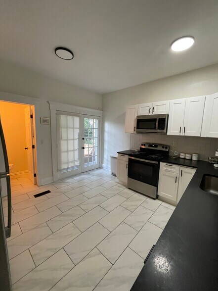Building Photo - 297 Reinhard Ave