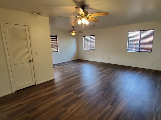 Building Photo - 3 bedroom + mother in law suite/ home offi...