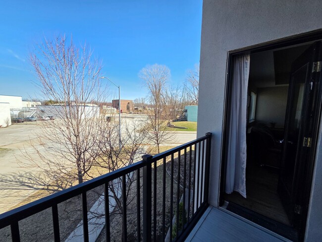 Building Photo - 221 E 5th St