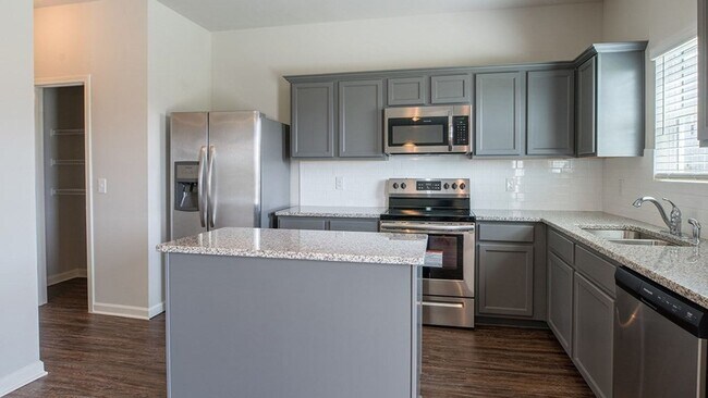 Building Photo - 308 Geranium St