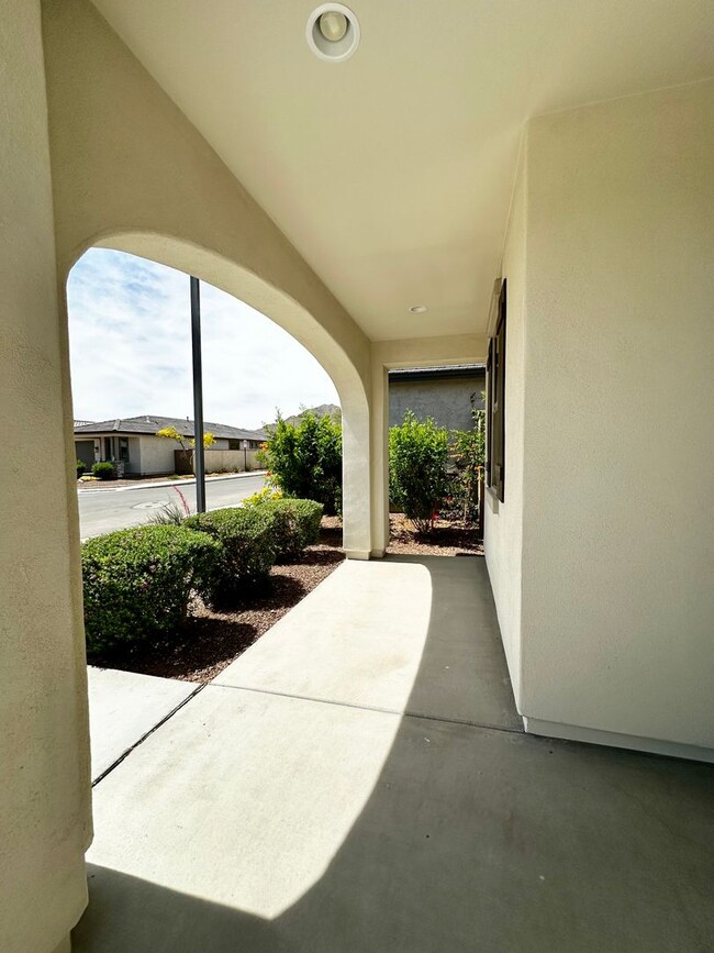Building Photo - BEAUTIFUL VERRADO 3 BEDROOM PLUS DEN WITH ...