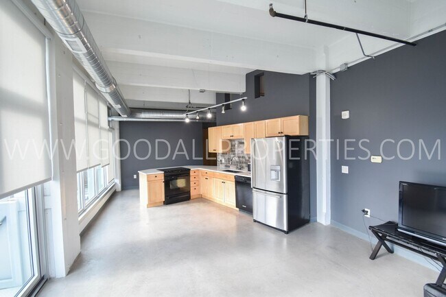 Building Photo - One Bedroom Loft Downtown (utilities Included)