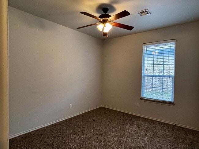 Building Photo - 3br 2ba duplex with 2 car garage!!