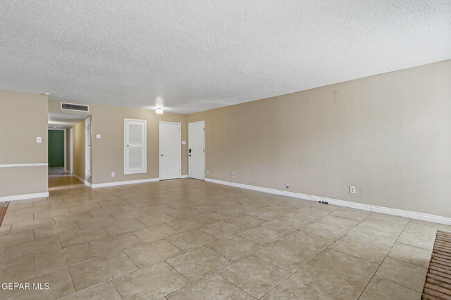 Building Photo - 6613 Escondido Dr