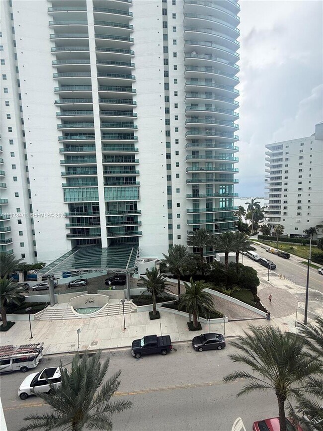 Building Photo - 1300 Brickell Bay Dr