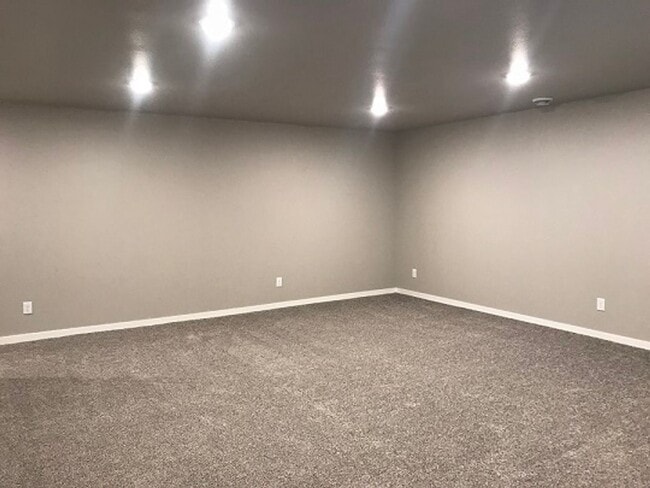 Building Photo - 4 Bed 3 Bath Single Family Home