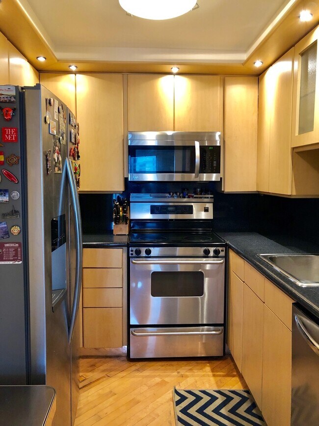 Building Photo - 1212 N La Salle Dr