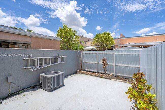 Building Photo - 1757 W 57th St