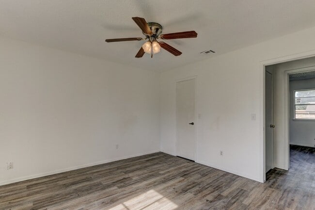 Building Photo - Cozy & Stylish Living Near ESA Park with F...