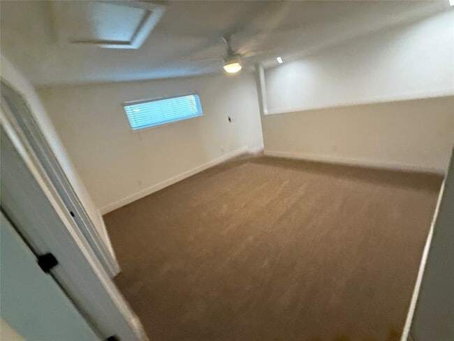 Building Photo - 309 E Pecan St