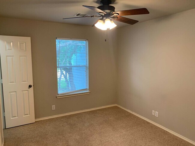 Building Photo - *MOVE IN SPECIAL* Charming 3BD/2.5BA With Deck — Loop 1604 & Potranco!