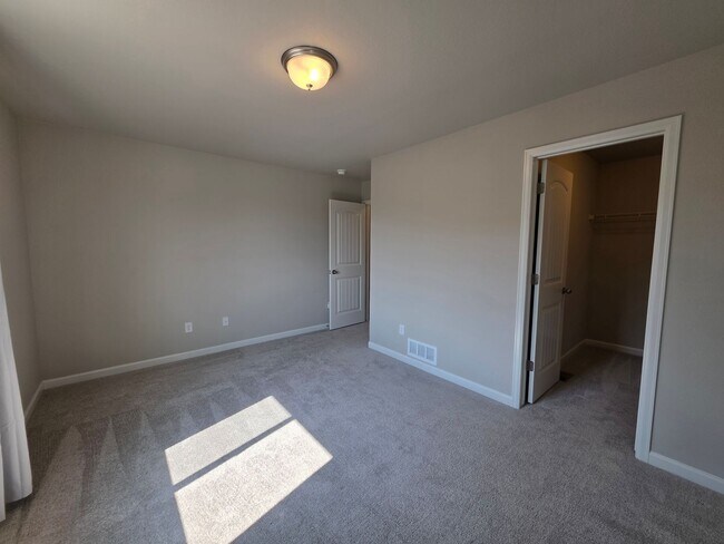 Building Photo - Gorgeous 2 Bed 3 bath Town Home In Lorson Ranch!!