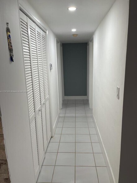 Building Photo - 9352 SW 77th Ave
