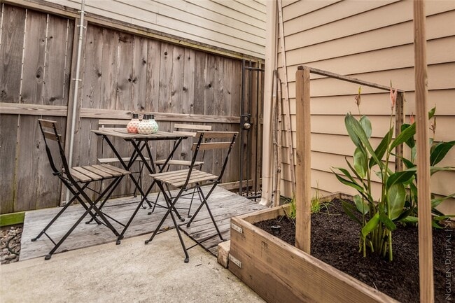 Building Photo - 1204 Cushing St