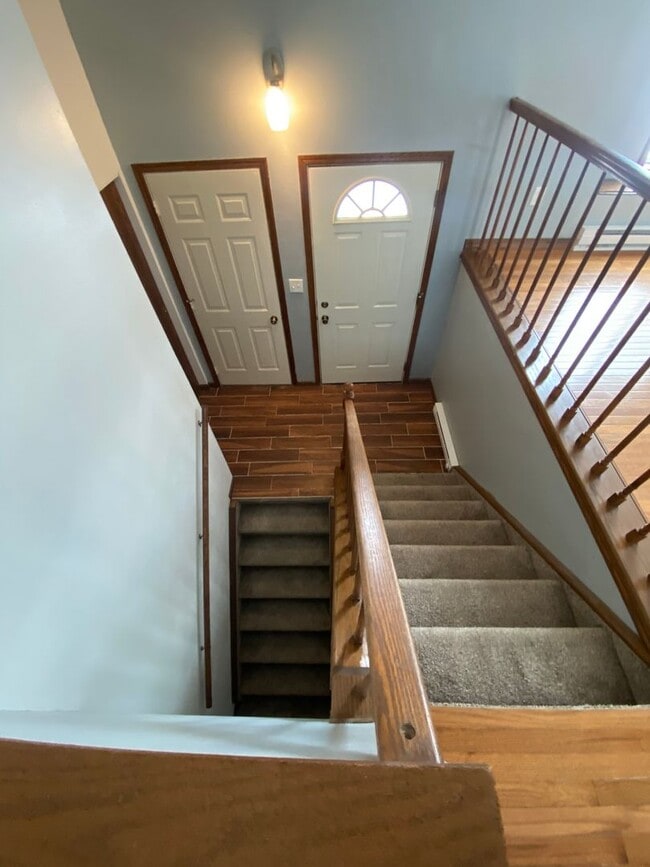 Building Photo - GREAT LOCATION - Spacious 4 bedroom/2 bath - PETS WELCOME