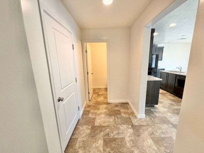 Building Photo - Town home in Little Valley Area. End Unit!!