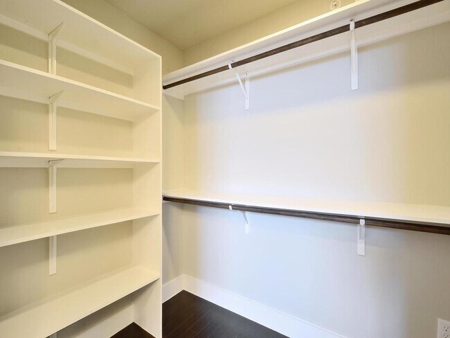 Building Photo - 2612 W 12th St