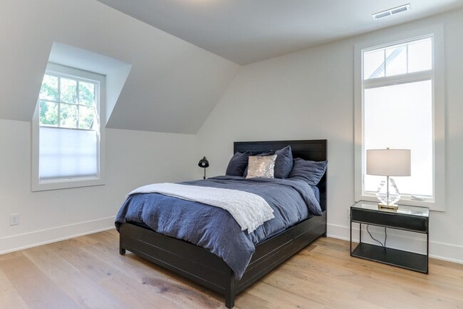 Building Photo - Extrordinary 4BD, 4.5BA Raleigh Home in an...
