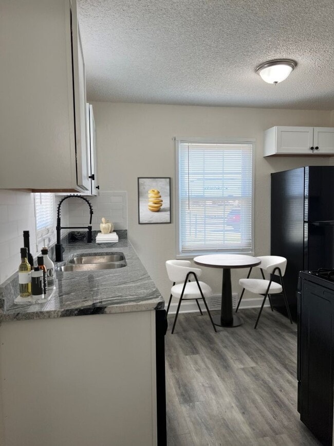 Building Photo - Coming Soon | Spacious 2 Bed, 1.5 Bath Duplex Near Red Bridge